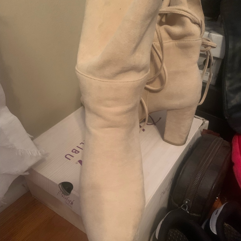 Adorable white boots worn twice !